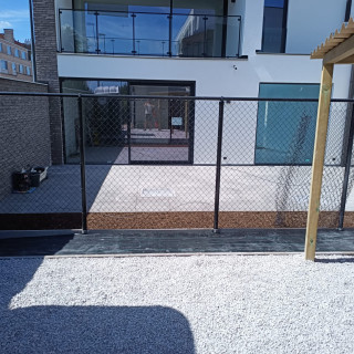 Terras met fietsstalling